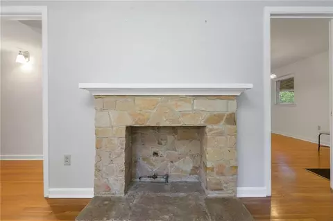 Living - 4904 Mercedes Rd, Mobile, AL 36618 photo 8 of 13