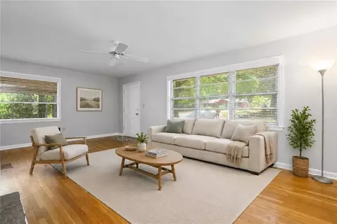 Living - 4904 Mercedes Rd, Mobile, AL 36618 photo 9 of 13
