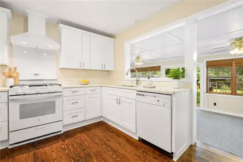 Kitchen - 4904 Mercedes Rd, Mobile, AL 36618 photo 3 of 7