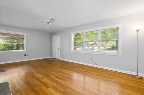 Living - 4904 Mercedes Rd, Mobile, AL 36618 photo 10 of 13