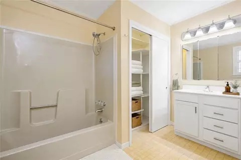 Bath - 4904 Mercedes Rd, Mobile, AL 36618 photo 3 of 8