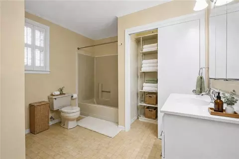 Bath - 4904 Mercedes Rd, Mobile, AL 36618 photo 1 of 8