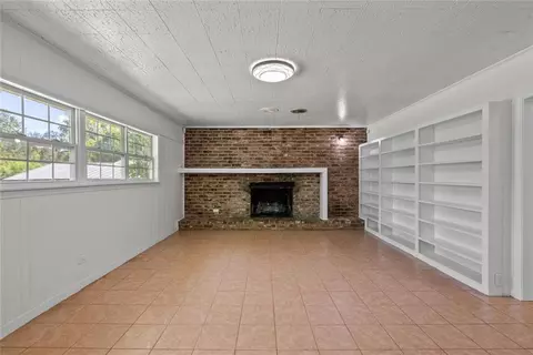 Living - 112 Sutherland Dr, Chickasaw, AL 36611 photo 5 of 7