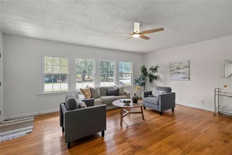 Living - 112 Sutherland Dr, Chickasaw, AL 36611 photo 3 of 7