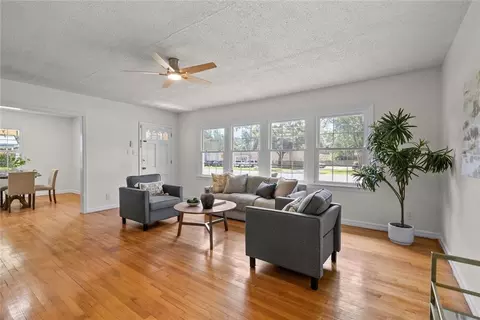 Living - 112 Sutherland Dr, Chickasaw, AL 36611 photo 2 of 7