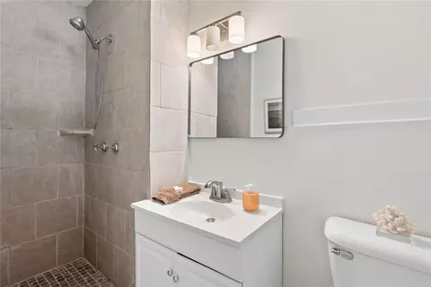 Bath - 112 Sutherland Dr, Chickasaw, AL 36611 photo 3 of 4