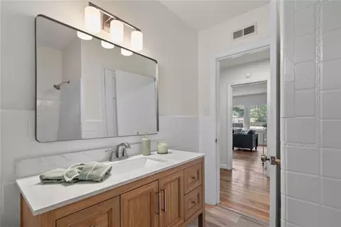 Bath - 112 Sutherland Dr, Chickasaw, AL 36611 photo 2 of 4