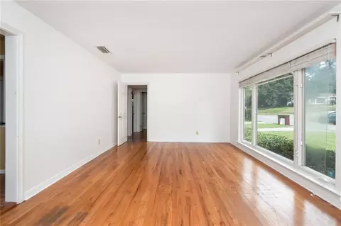 Living - 5400 Lusann Dr N, Mobile, AL 36608 photo 3 of 4