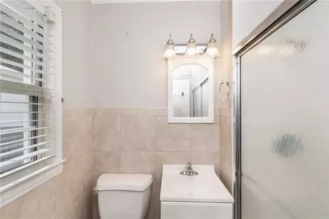 Bath - 5400 Lusann Dr N, Mobile, AL 36608 photo 2 of 5