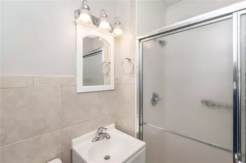 Bath - 5400 Lusann Dr N, Mobile, AL 36608 photo 3 of 5