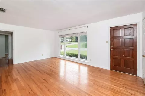Living - 5400 Lusann Dr N, Mobile, AL 36608 photo 2 of 4