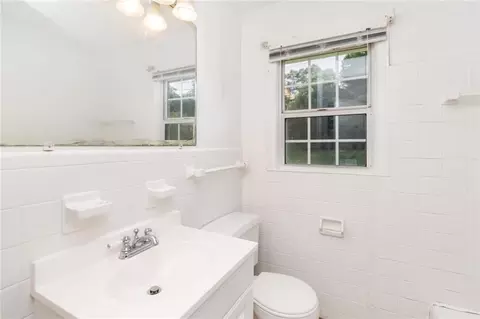 Bath - 5400 Lusann Dr N, Mobile, AL 36608 photo 4 of 5