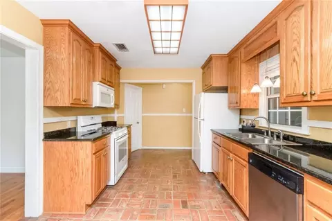 Kitchen - 5400 Lusann Dr N, Mobile, AL 36608 photo 3 of 5