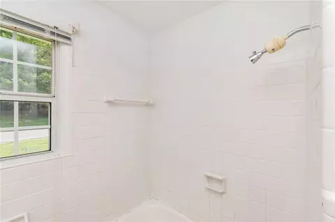 Bath - 5400 Lusann Dr N, Mobile, AL 36608 photo 5 of 5