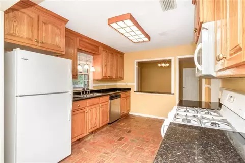 Kitchen - 5400 Lusann Dr N, Mobile, AL 36608 photo 4 of 5