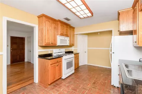 Kitchen - 5400 Lusann Dr N, Mobile, AL 36608 photo 2 of 5