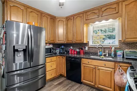 Kitchen - 3088 Olde Gate Rd, Mobile, AL 36695 photo 2 of 4