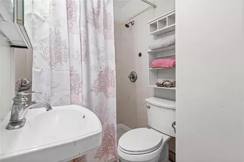 Bath - 269 Hillcrest Dr, Mobile, AL 36609 photo 1 of 2