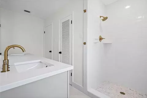 Bath - 241 Suzanne Cir, Mobile, AL 36608 photo 5 of 7