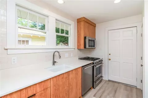 Kitchen - 259 Crenshaw St, Mobile, AL 36606 photo 4 of 5