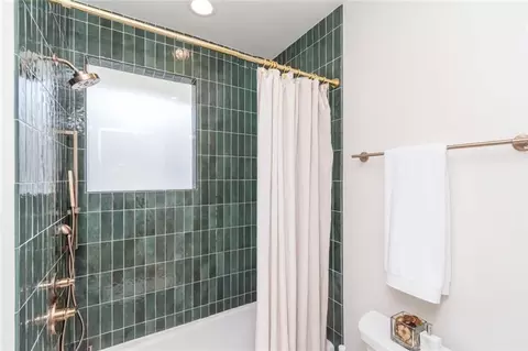 Bath - 259 Crenshaw St, Mobile, AL 36606 photo 2 of 3