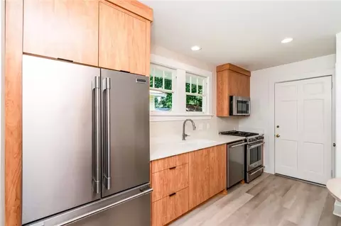 Kitchen - 259 Crenshaw St, Mobile, AL 36606 photo 3 of 5