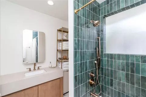 Bath - 259 Crenshaw St, Mobile, AL 36606 photo 3 of 3