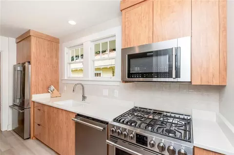 Kitchen - 259 Crenshaw St, Mobile, AL 36606 photo 5 of 5