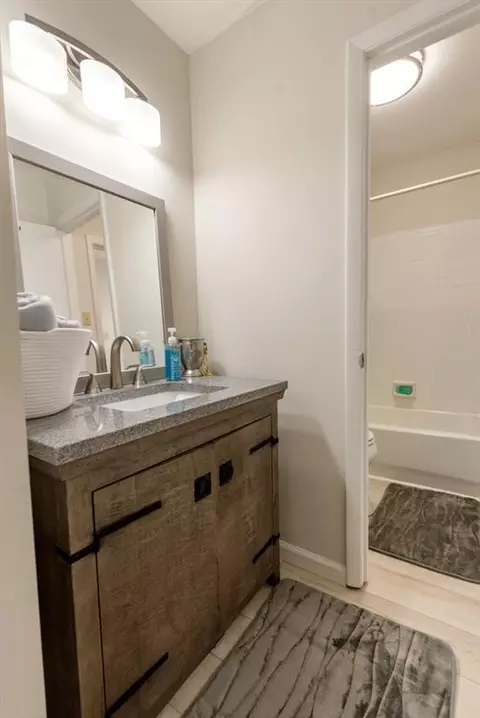 Bath - 3655 Old Shell Rd #604, Mobile, AL 36608 photo 2 of 4