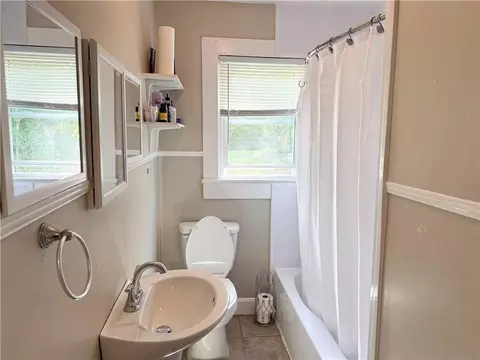 Bath - 1820 Riverside Dr, Mobile, AL 36605 photo 1 of 2