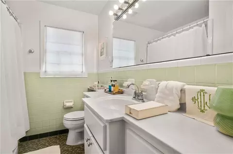 Bath - 205 Wacker Ln S, Mobile, AL 36608 photo 1 of 2