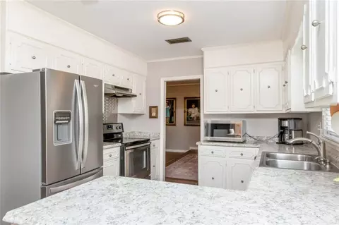 Kitchen - 3520 Springwood Dr E, Mobile, AL 36608 photo 5 of 6
