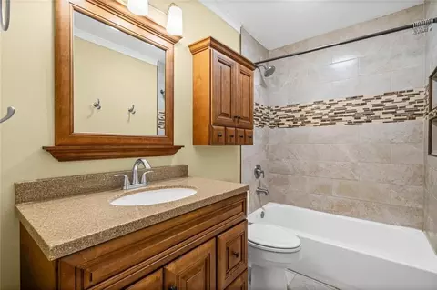 Bath - 1081 Valley View Ct, Mobile, AL 36695 photo 1 of 2