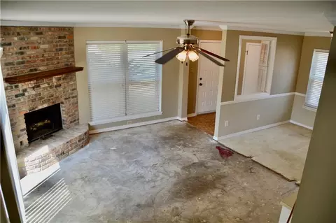 Living - 6421 Cedar Bend Ct #A, Mobile, AL 36608 photo 2 of 6
