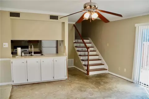 Living - 6421 Cedar Bend Ct #A, Mobile, AL 36608 photo 4 of 6
