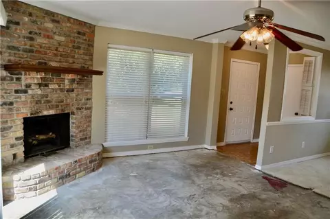 Living - 6421 Cedar Bend Ct #A, Mobile, AL 36608 photo 3 of 6