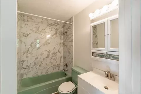 Bath - 1014 Smith Ave, Mobile, AL 36605 photo 1 of 3