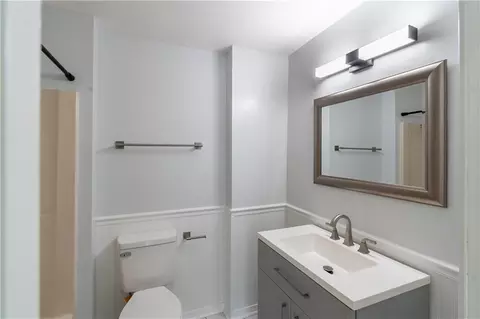 Bath - 1014 Smith Ave, Mobile, AL 36605 photo 2 of 3
