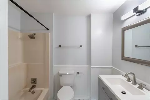 Bath - 1014 Smith Ave, Mobile, AL 36605 photo 3 of 3