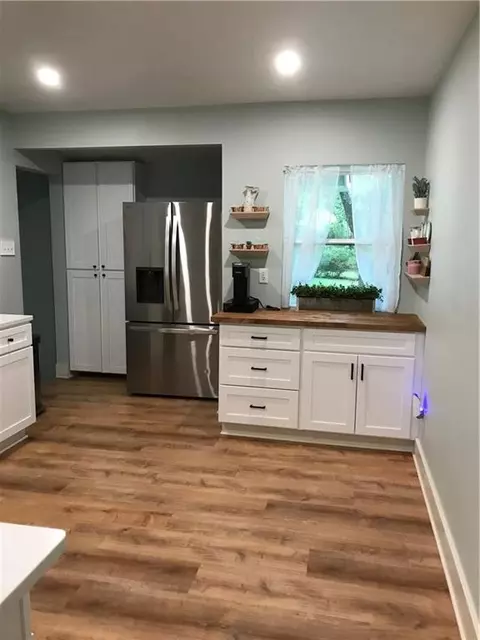 Kitchen - 3858 Hillcrest Ln, Mobile, AL 36693 photo 4 of 6