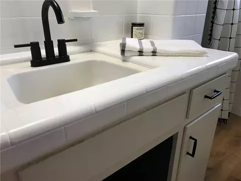 Bath - 3858 Hillcrest Ln, Mobile, AL 36693 photo 1 of 2