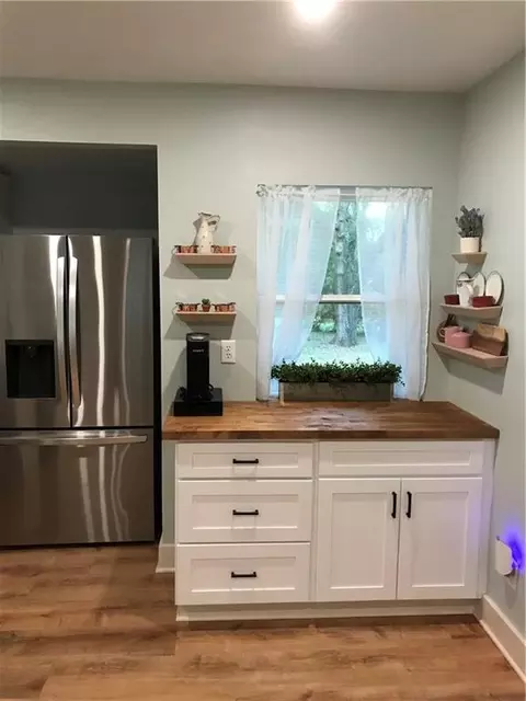 Kitchen - 3858 Hillcrest Ln, Mobile, AL 36693 photo 5 of 6