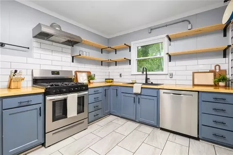 Kitchen - 359 Pineview Ln W, Mobile, AL 36608 photo 1 of 4