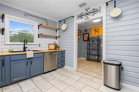 Kitchen - 359 Pineview Ln W, Mobile, AL 36608 photo 2 of 4
