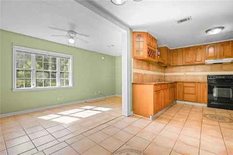 Living - 705 Stanton Rd, Mobile, AL 36617 photo 5 of 6