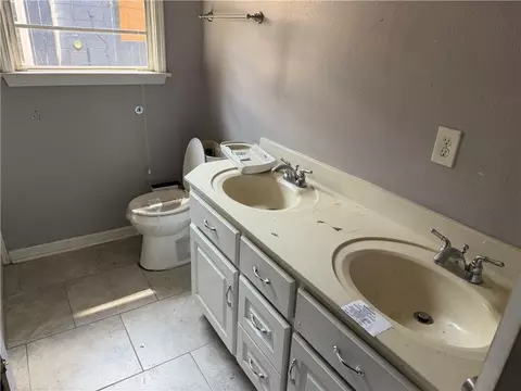 Bath - 753 Charles St, Mobile, AL 36604 photo 1 of 2