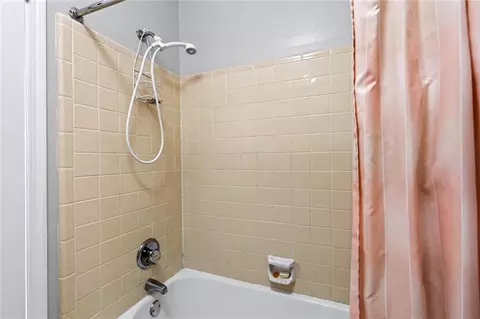 Bath - 7461 Creekwood Dr, Mobile, AL 36695 photo 3 of 5