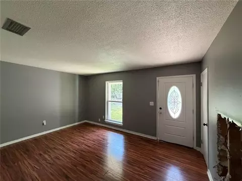 Living - 512 5th Ave, Chickasaw, AL 36611 photo 2 of 3