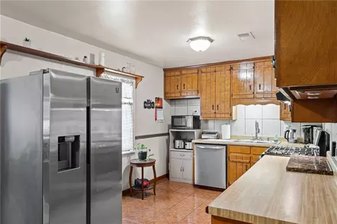 Kitchen - 1670 Peachtree Ln E, Mobile, AL 36618 photo 3 of 3