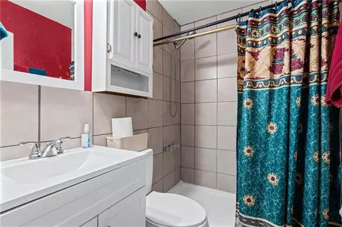 Bath - 1670 Peachtree Ln E, Mobile, AL 36618 photo 2 of 2